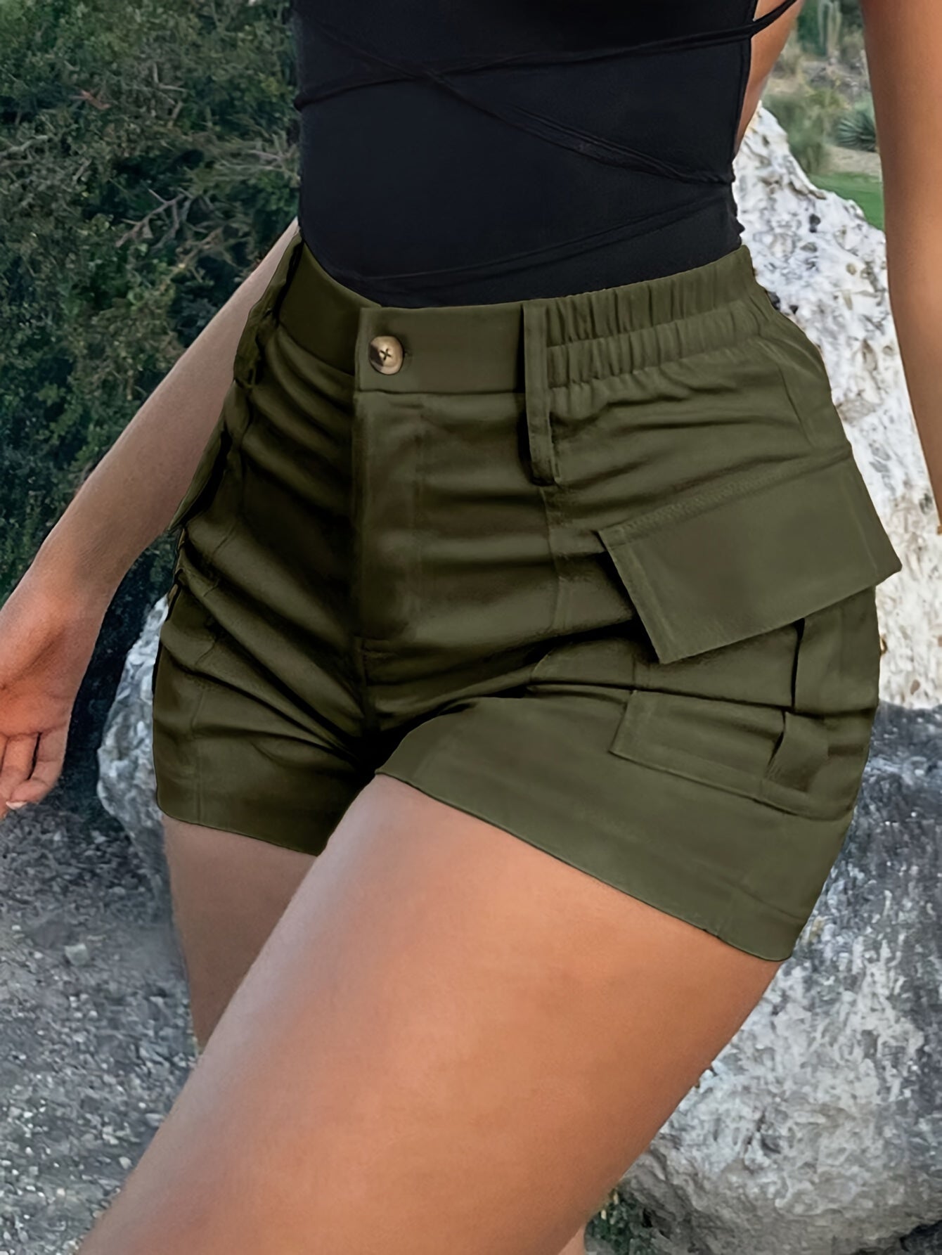 High-waisted women’s cargo shorts with flap pockets
