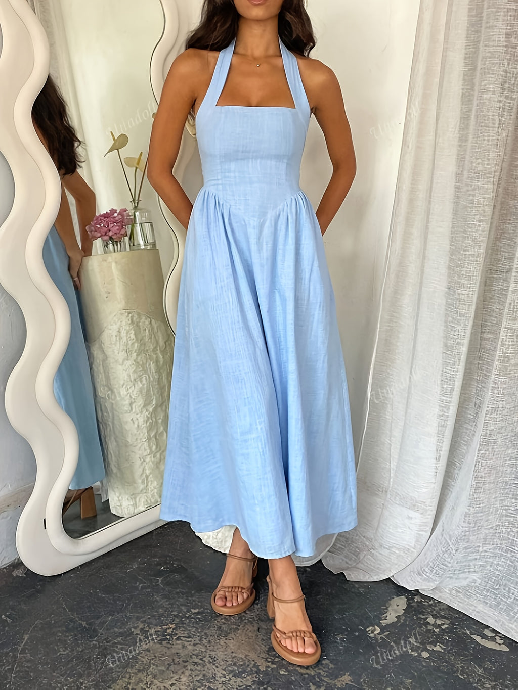 Elegant sleeveless halter-neck long dress