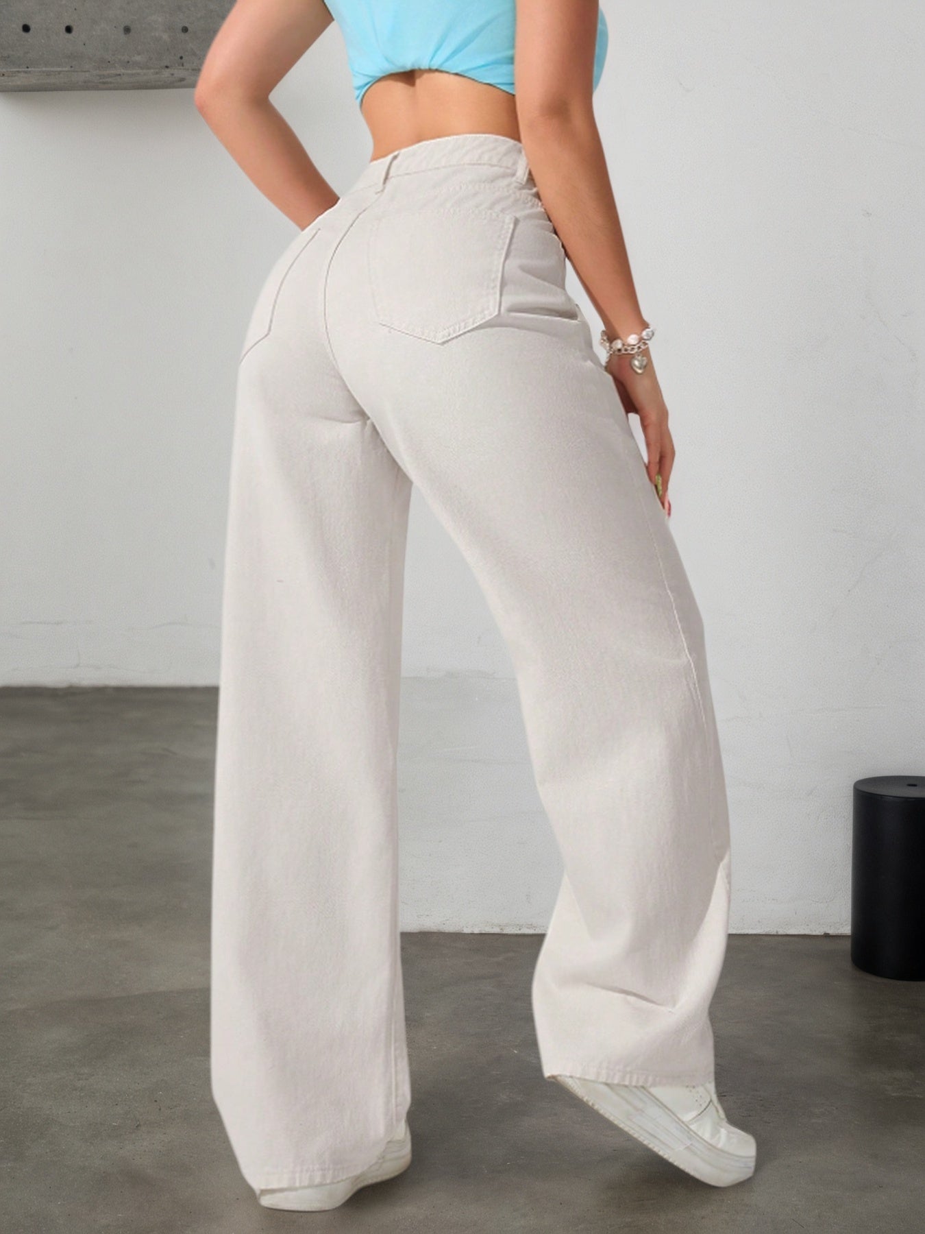 High-waisted jeans