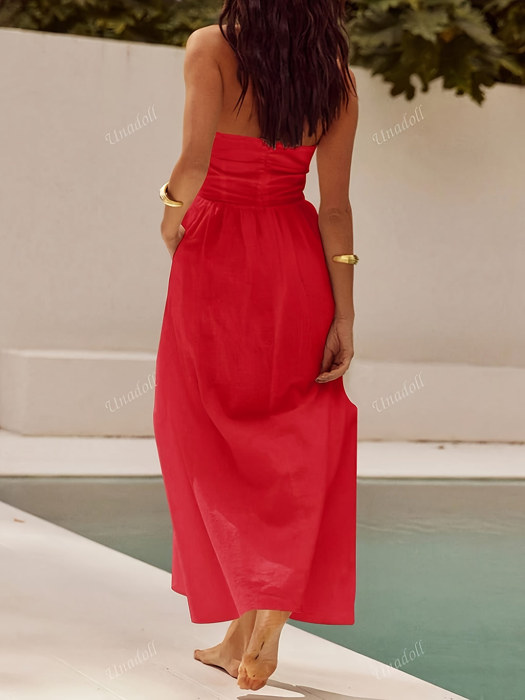 Elegant sleeveless halter-neck long dress