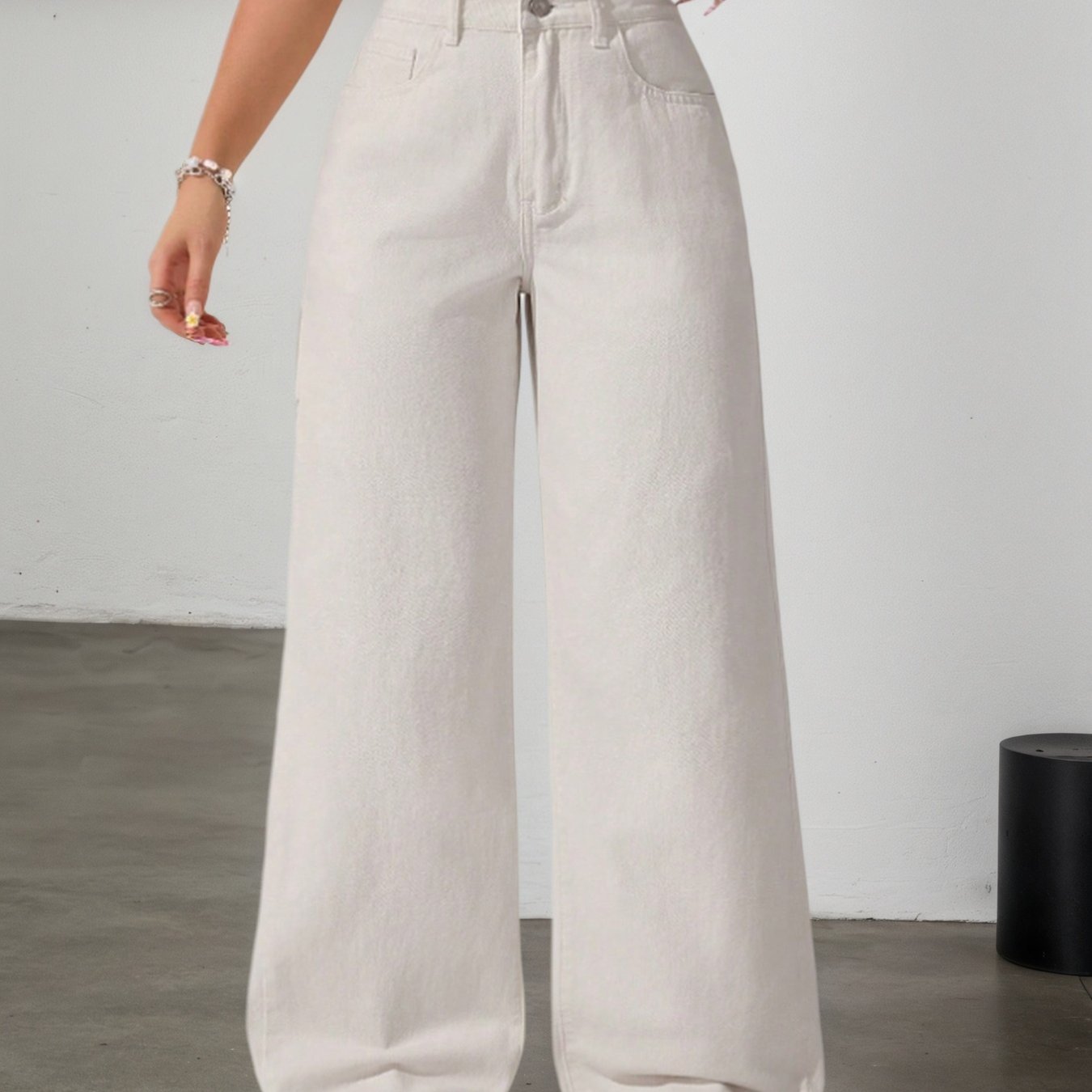 High-waisted jeans
