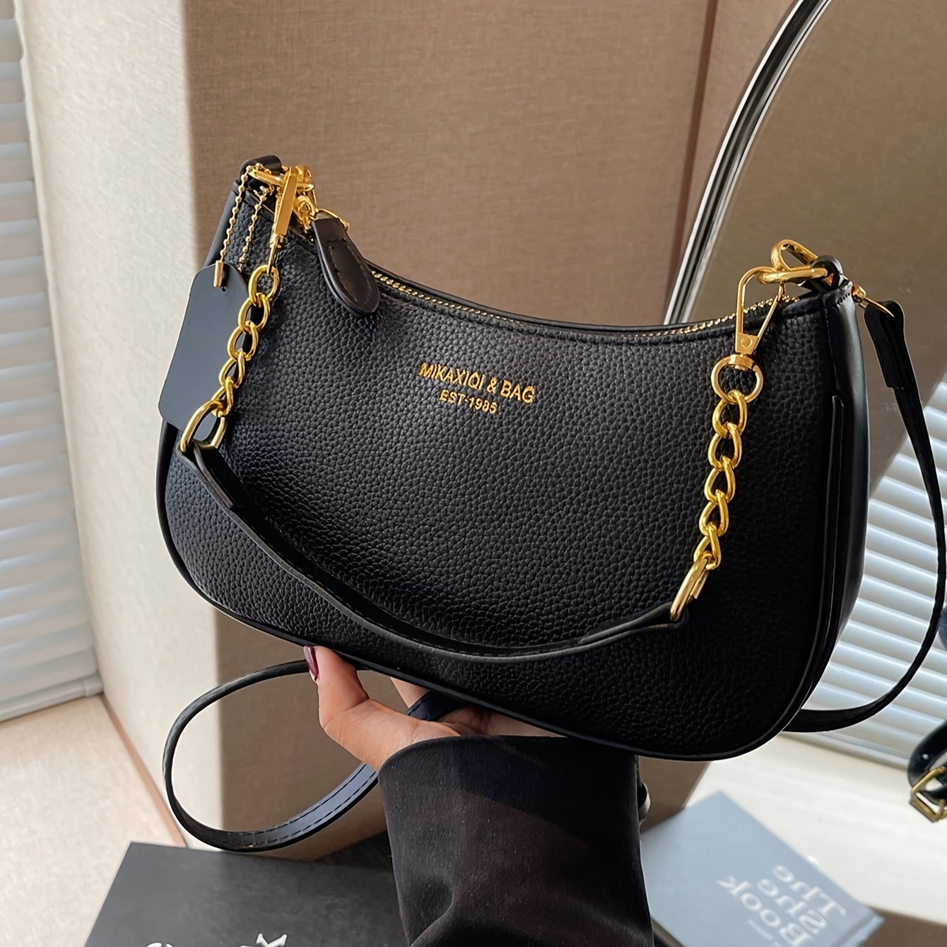 Handbag with 2 removable straps