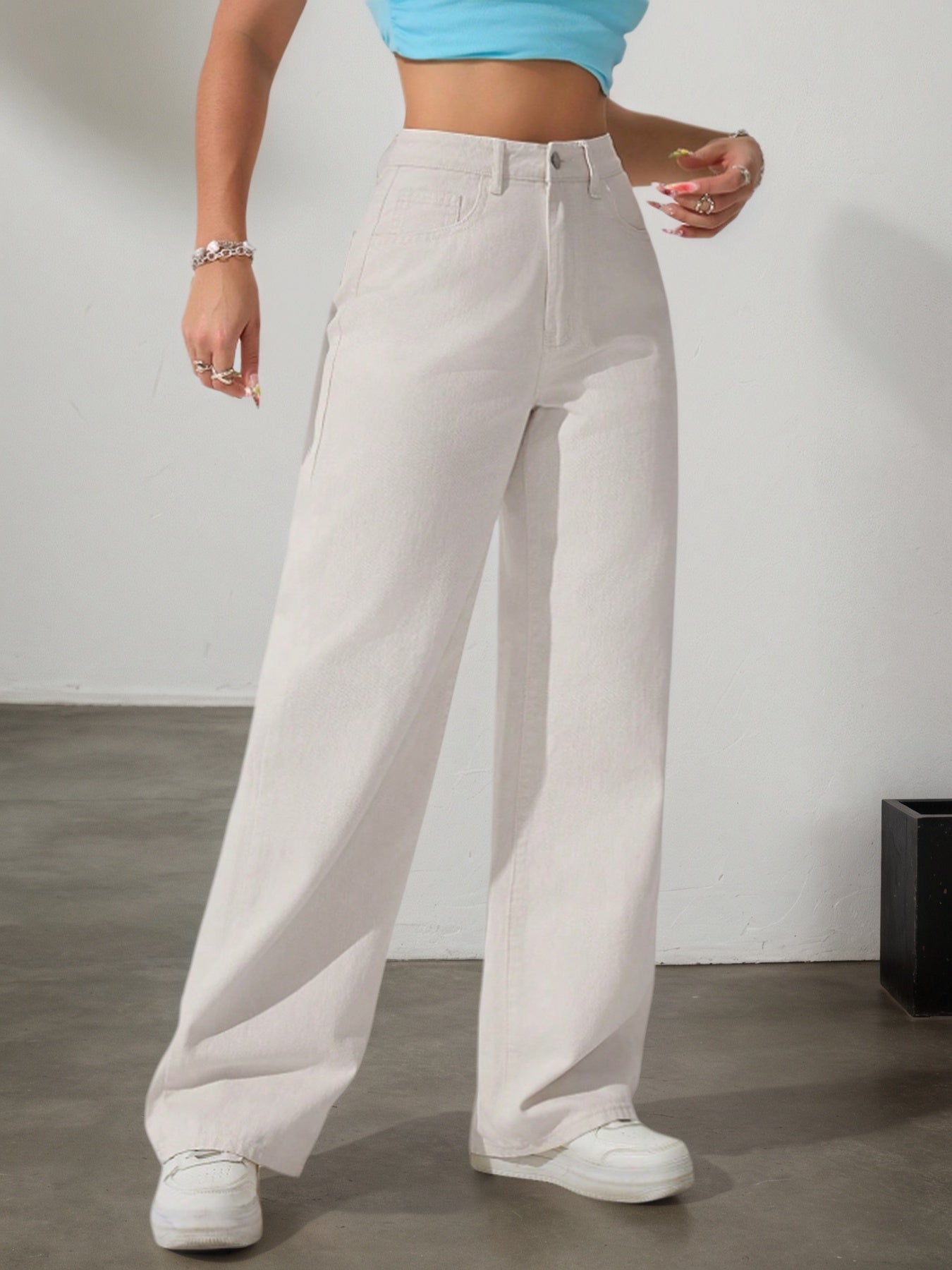 High-waisted jeans