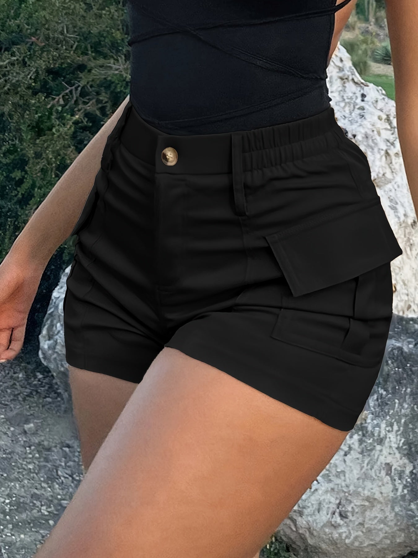 High-waisted women’s cargo shorts with flap pockets