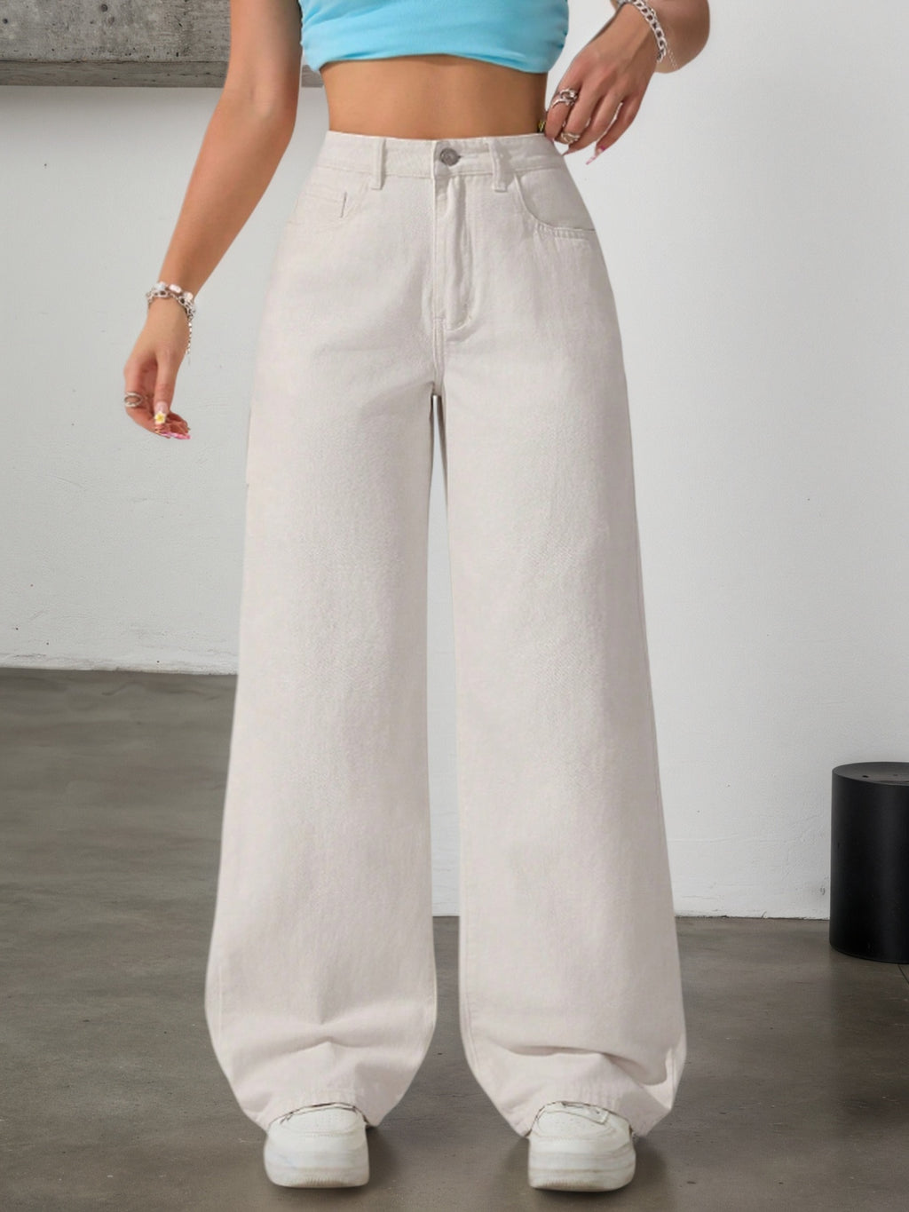 High-waisted jeans