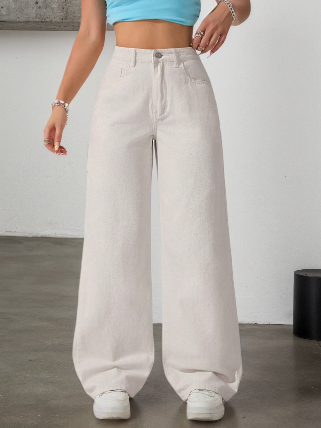 High-waisted jeans