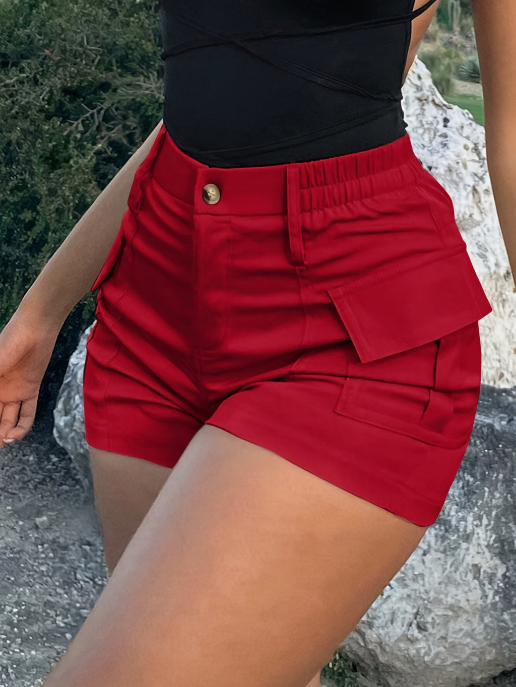 High-waisted women’s cargo shorts with flap pockets