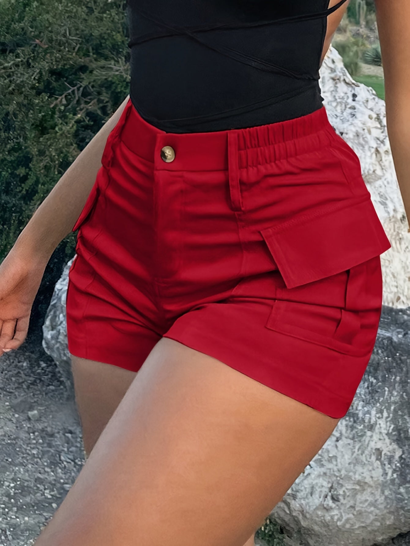High-waisted women’s cargo shorts with flap pockets