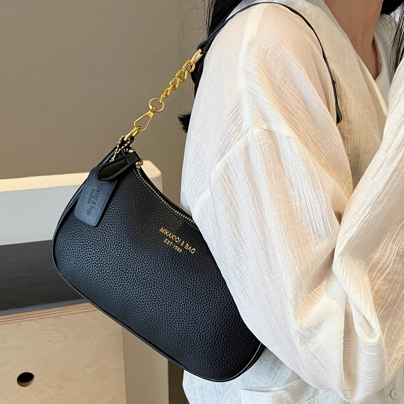 Handbag with 2 removable straps