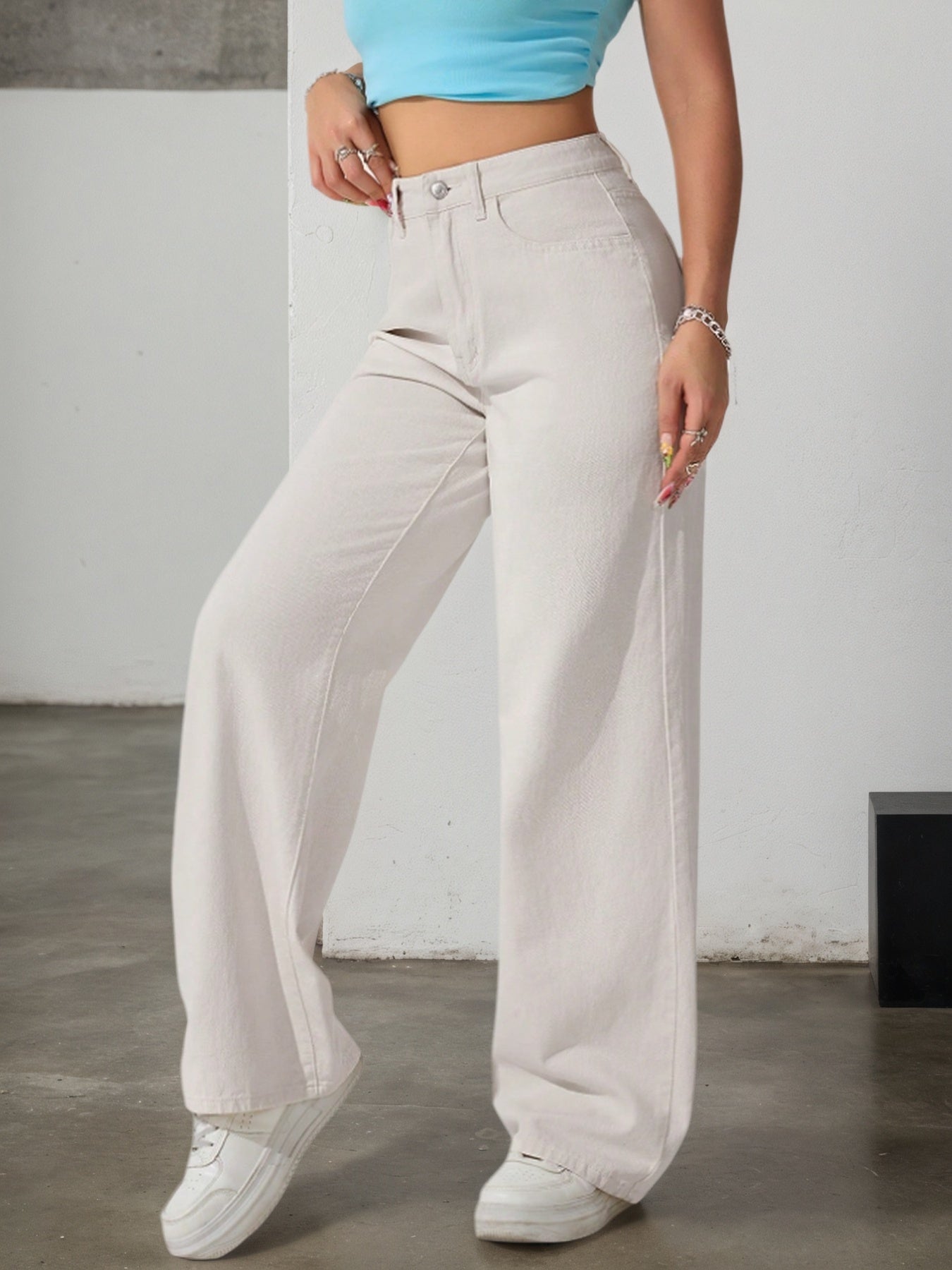 High-waisted jeans