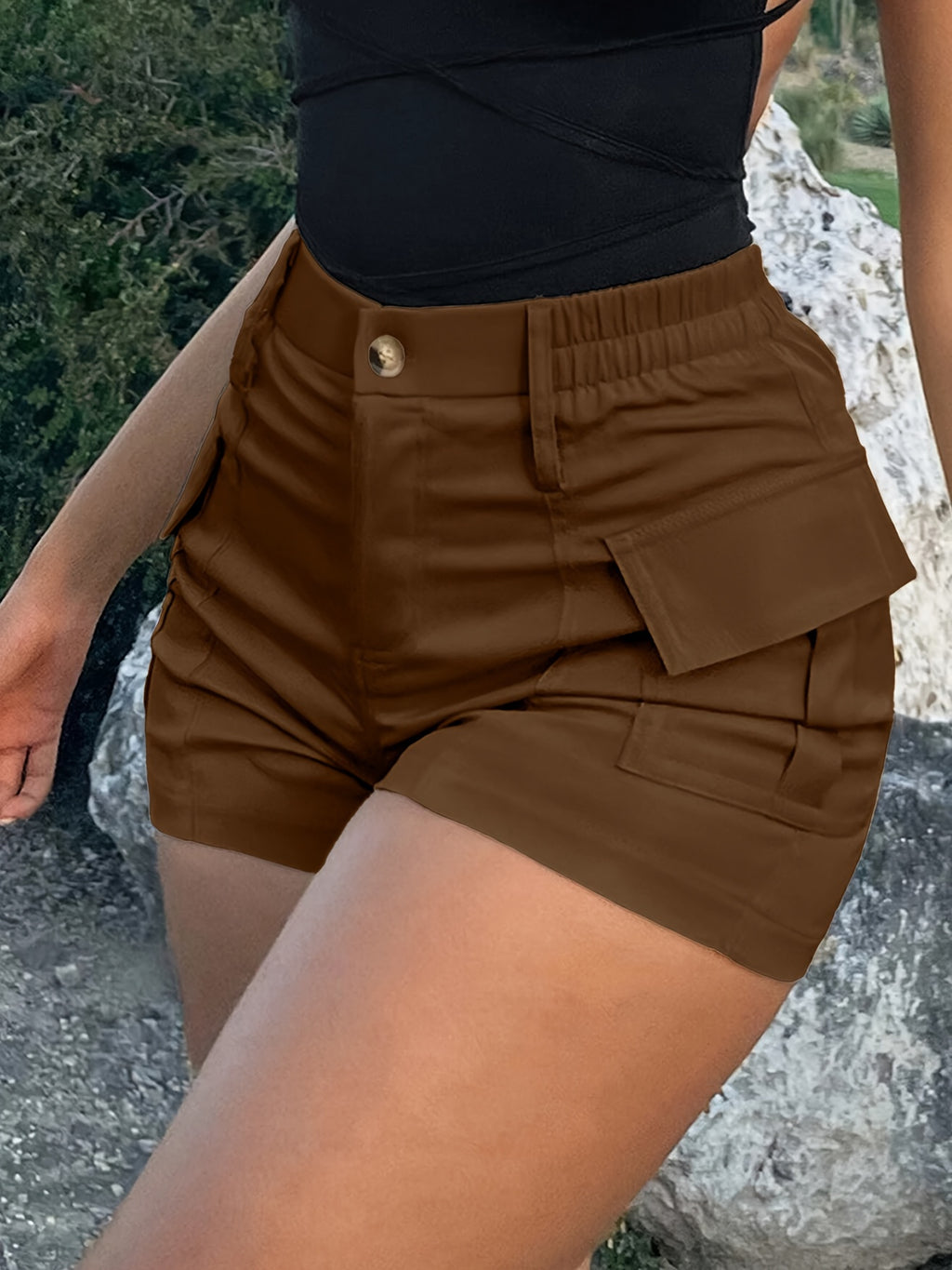 High-waisted women’s cargo shorts with flap pockets